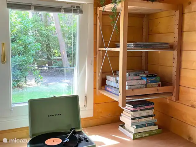 Woodhouse Eden en Países Bajos, Limburgo, Meijel - cabaña de madera Lp player, discos, juegos y libros