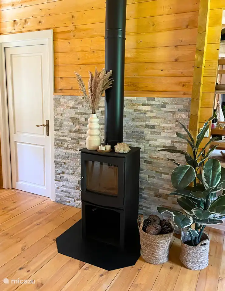 Der Holzofen ist vom 1. Oktober bis 1. Mai in Betrieb.