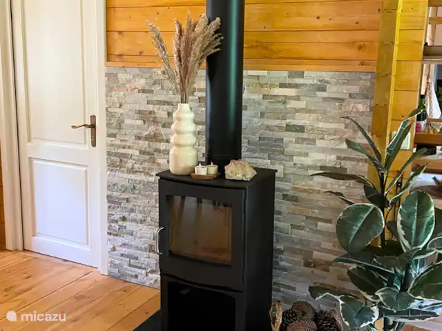 Woodhouse Eden en Países Bajos, Limburgo, Meijel - cabaña de madera La estufa de leña está en uso del 1 de octubre al 1 de mayo.