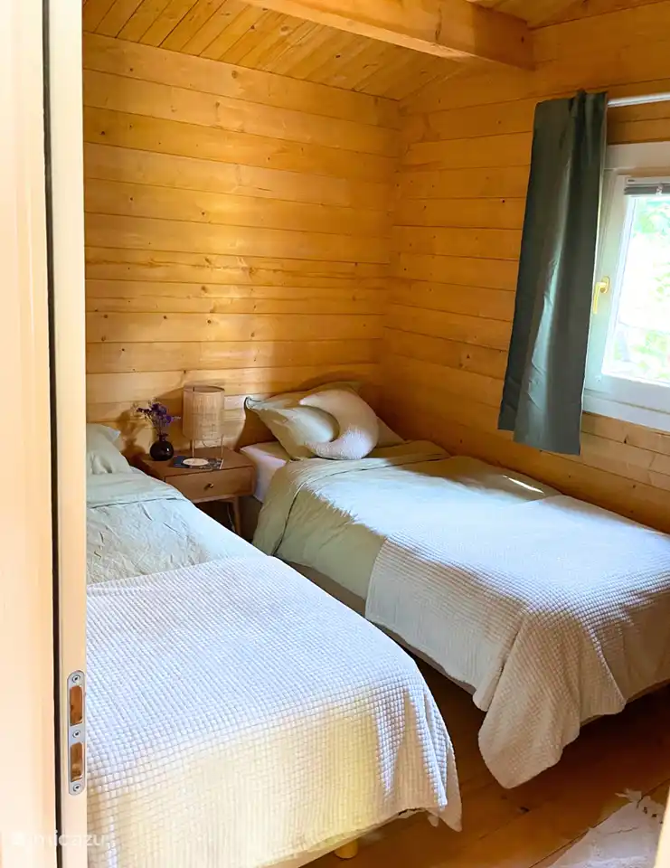 Schlafzimmer mit zwei Einzelbetten.