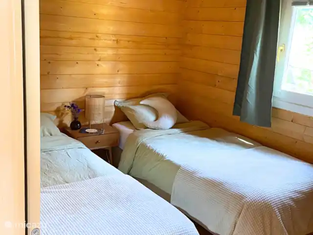 Woodhouse Eden en Países Bajos, Limburgo, Meijel - cabaña de madera Dormitorio con dos camas individuales.