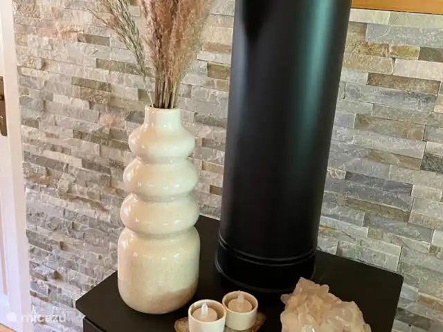 Woodhouse Eden en Países Bajos, Limburgo, Meijel - cabaña de madera La estufa de leña está en uso del 1 de octubre al 1 de mayo.