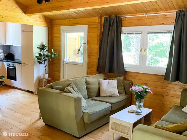 Woodhouse Eden en Países Bajos, Limburgo, Meijel - cabaña de madera Acogedora sala de estar.