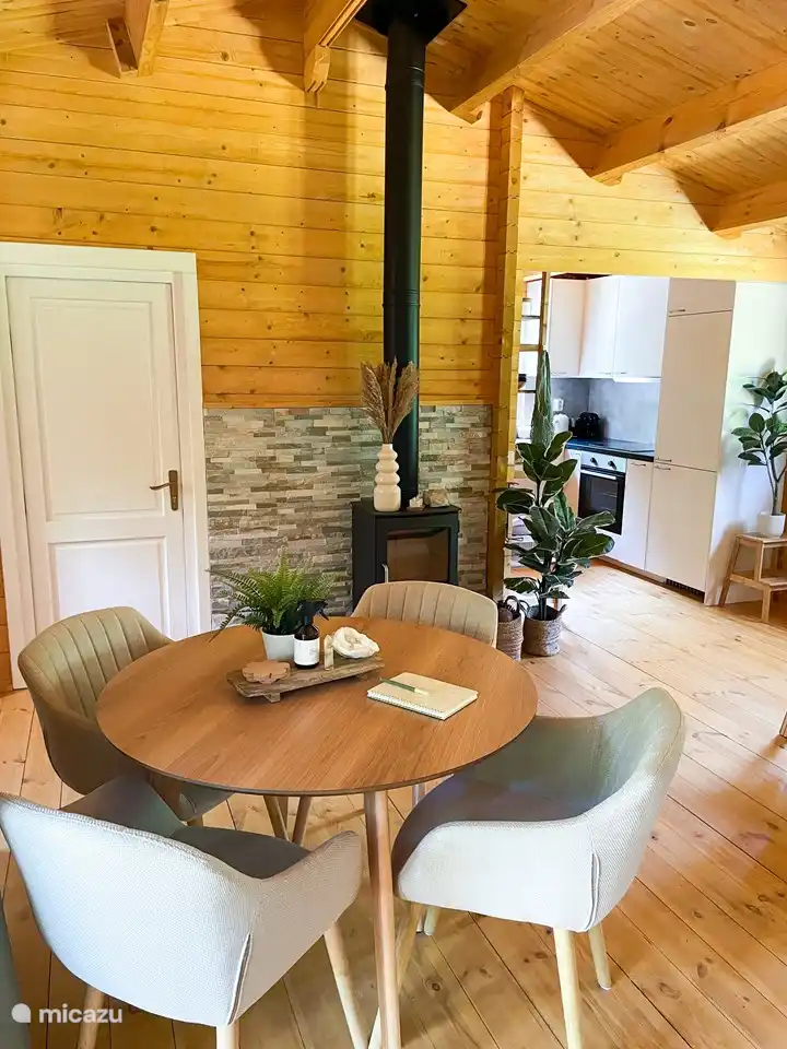 Gemütlicher Essbereich mit 4 Stühlen