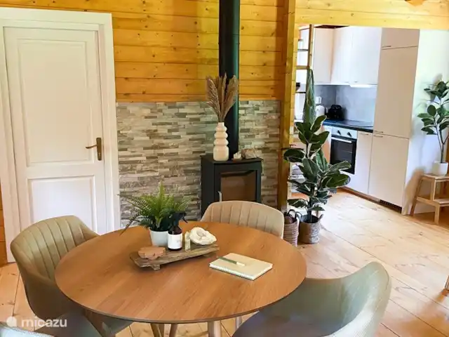 Woodhouse Eden en Países Bajos, Limburgo, Meijel - cabaña de madera Comedor acogedor con 4 sillas