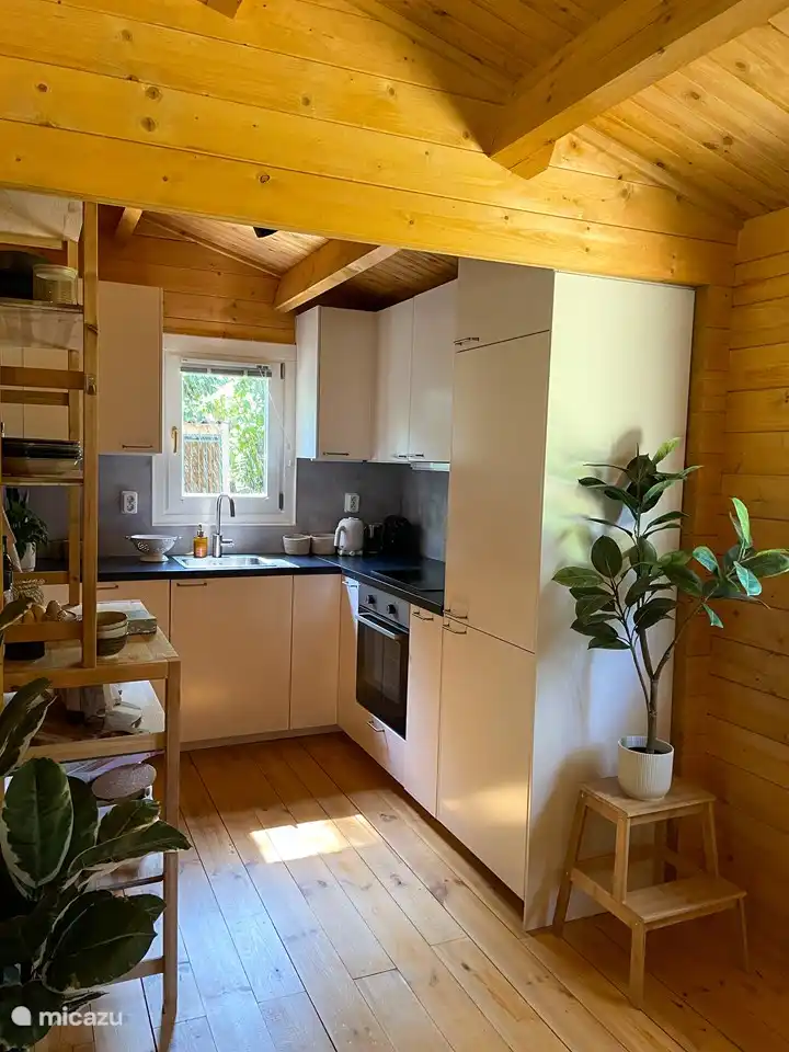 Küche mit Geschirrspüler, Backofen, großem Kühlschrank und drei Gefrierschubladen.