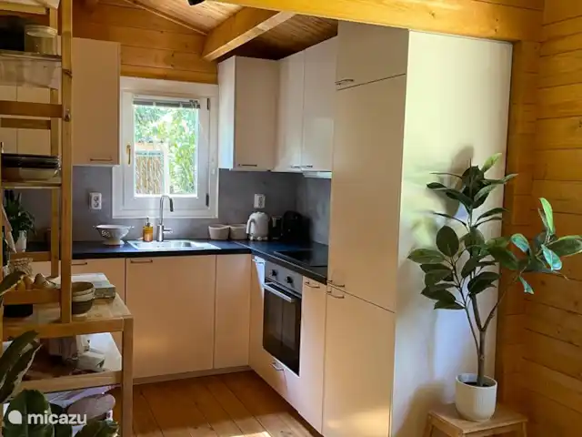 Woodhouse Eden en Países Bajos, Limburgo, Meijel - cabaña de madera Cocina con lavavajillas, horno, frigorífico grande y tres cajones de congelación.