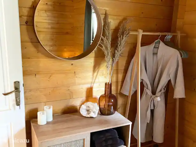 Woodhouse Eden en Países Bajos, Limburgo, Meijel - cabaña de madera Ambos dormitorios tienen perchero y armario.