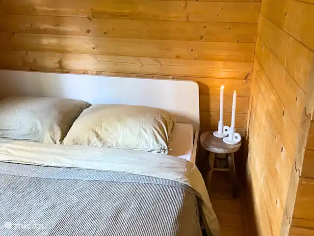 Woodhouse Eden en Países Bajos, Limburgo, Meijel - cabaña de madera Dormitorio con cama doble