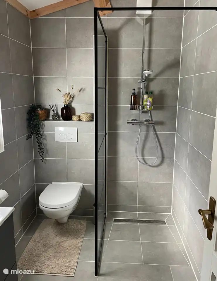 Gepflegtes Badezimmer mit ebenerdiger Dusche