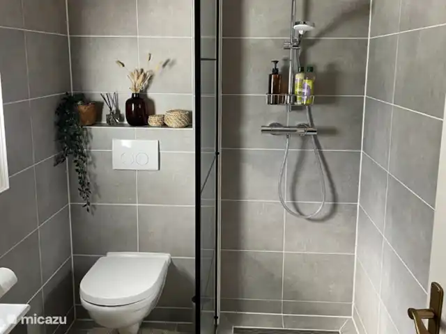 Woodhouse Eden en Países Bajos, Limburgo, Meijel - cabaña de madera Baño limpio con ducha a ras de suelo