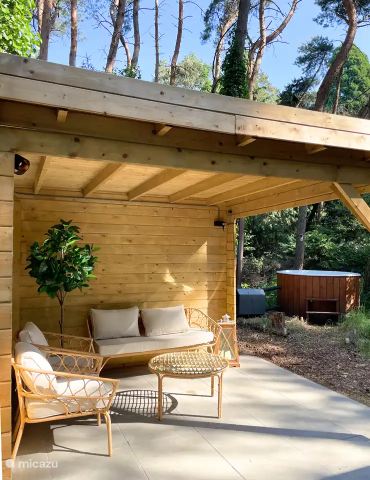 Überdacht mit Whirlpool