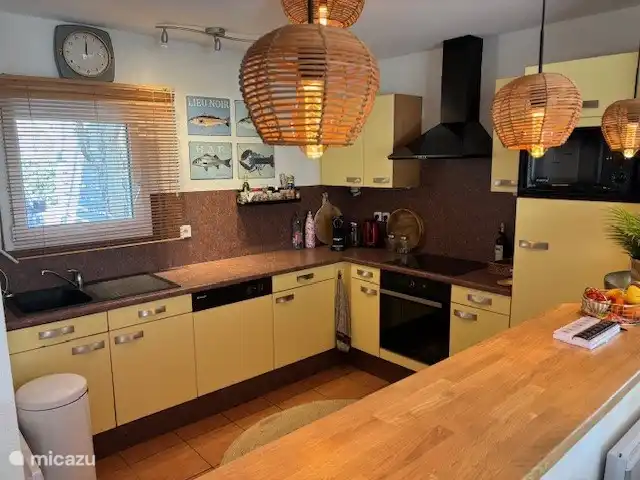 Luxuriöse offene Küche mit allem Drum und Dran.