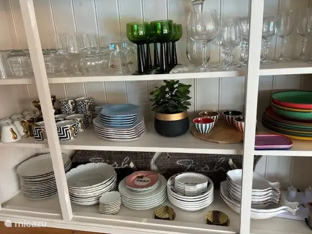 Schönes Geschirr, ein Festmahl zum Essen.