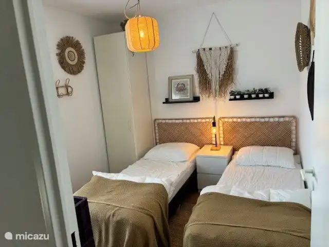 Im Obergeschoss 2 Einzelbetten. 2 m. lang