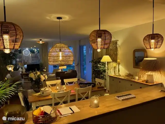 Gemütliche offene Küche.