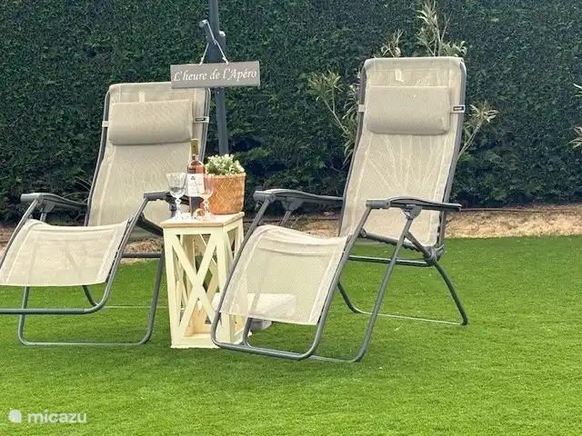 Schöne faule Liegen oder Stühle