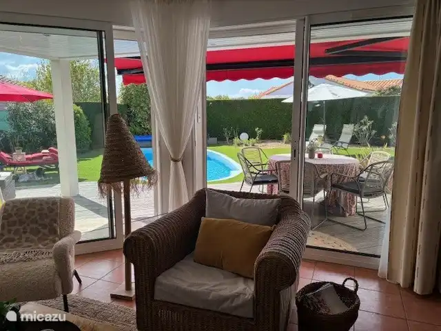 Schöne offene Front mit Blick auf den Pool.