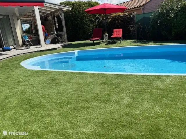 Wärmebecken mit Gras bis zum Rand, das ist hervorragend.