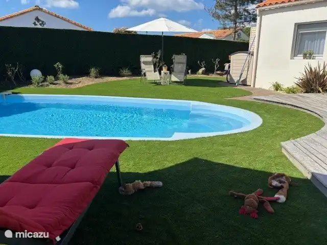 Sonnenliegen auf beiden Seiten.