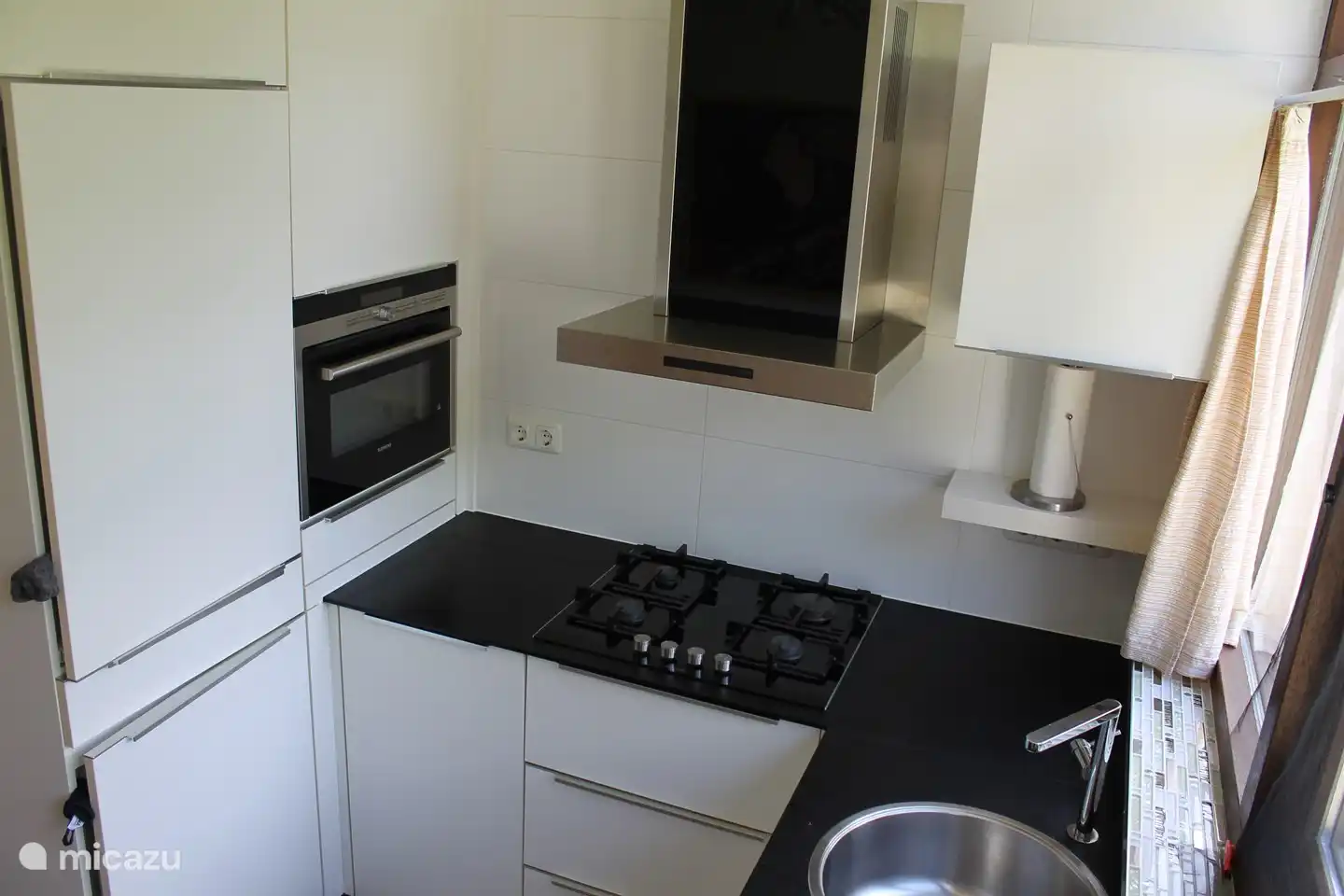 This kitchen is fully equipped.