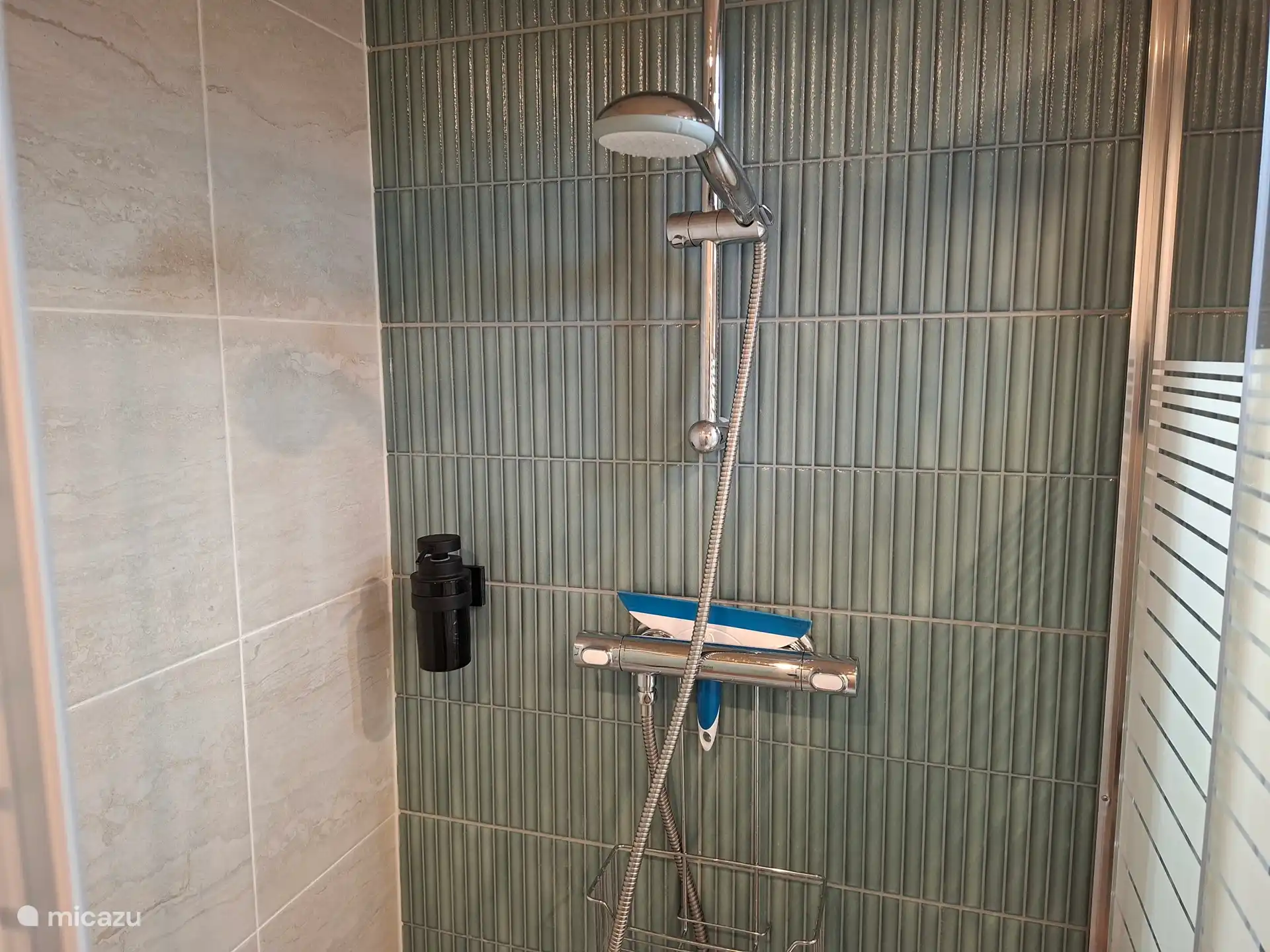 Douchecabine met deels ondoorzichtig glas