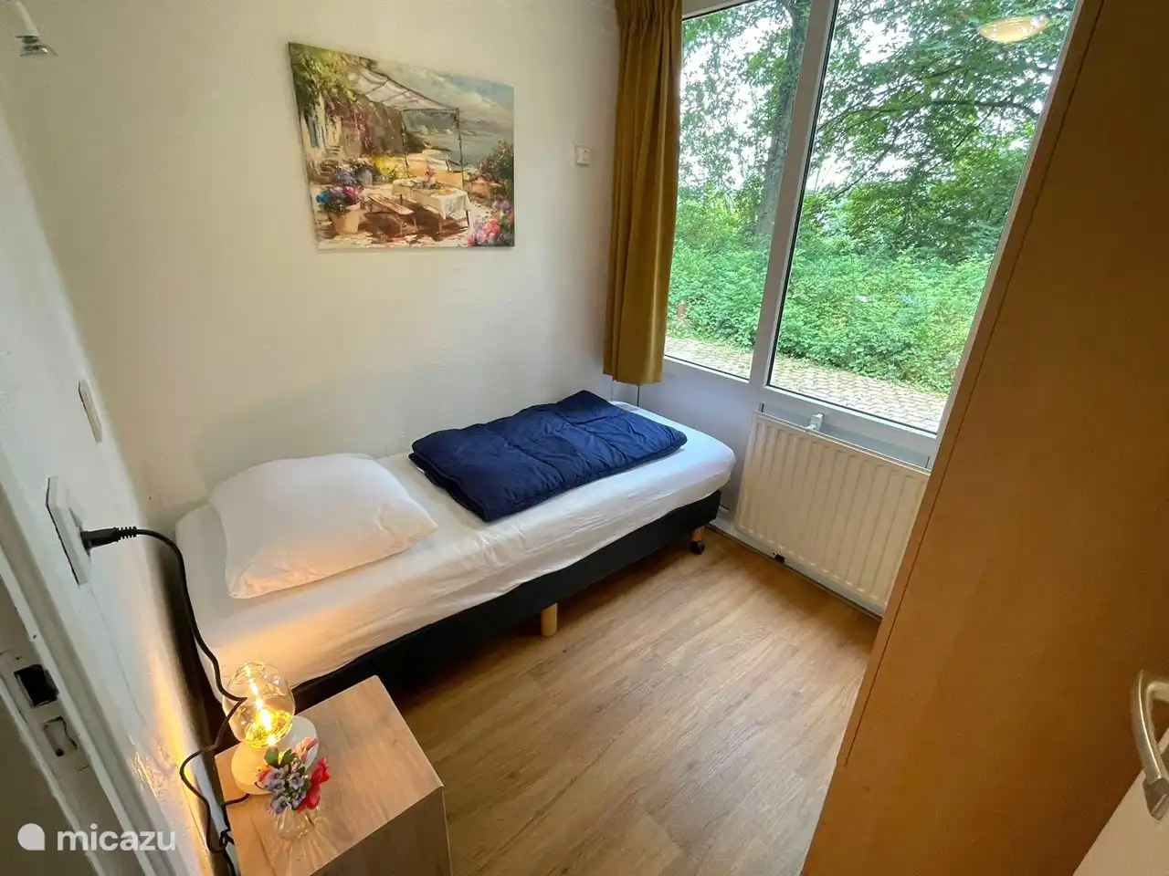 Downstairs bedroom with a single bed. bed, bedside table and linen cupboard