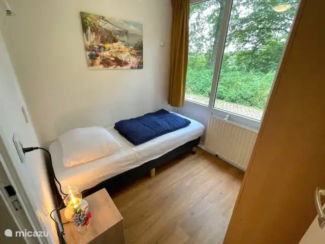 Papillons | Pays-Bas, Limbourg, Simpelveld - maison de vacances Chambre en bas avec un lit 1 pers. lit, table de chevet et armoire à linge