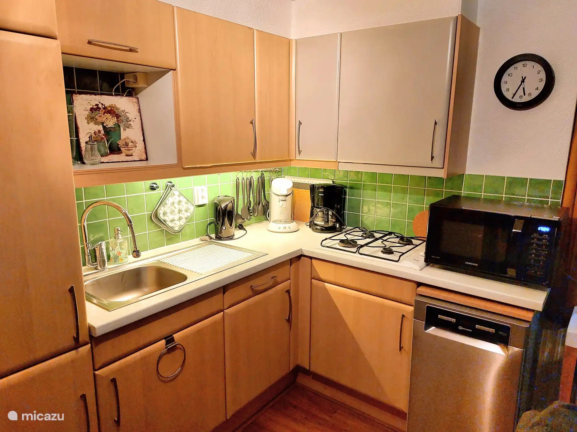 Kitchen with dishwasher, combi oven / microwave, large fridge with freezer, Senseo, toaster etc. 