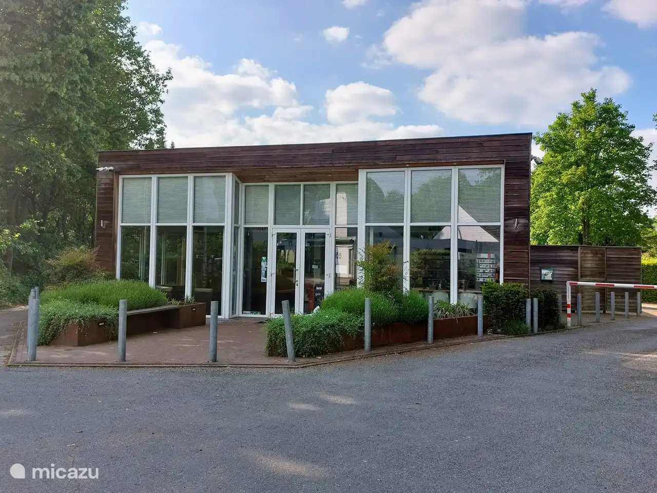 The park reception. This is where you can pick up the keys. Arriving later is also no problem, then the keys go to a safe. Info via owner/landlord. 