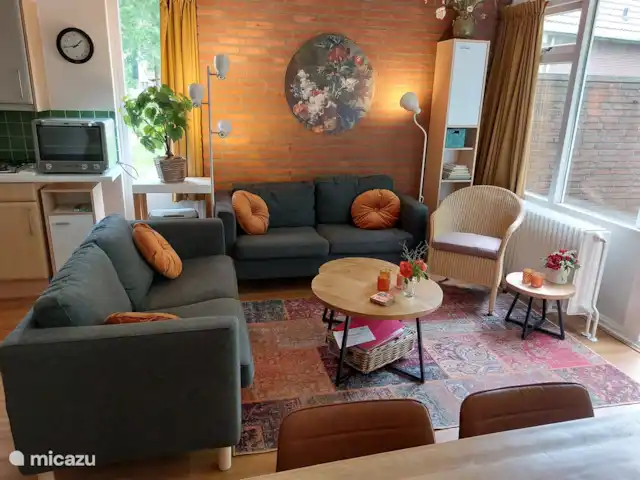 Papillons | Pays-Bas, Limbourg, Simpelveld - maison de vacances Le séjour avec 2 jolis canapés, un fauteuil et une bibliothèque avec livres, jeux, coloriages, etc.