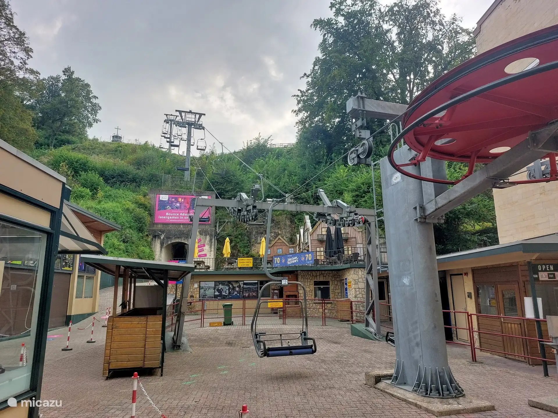 If you like a bit more activity, visit the Wilhelmina Tower in Valkenburg (cable car, toboggan run, curling, mini golf, laser tag, etc.)
https://kabelbaanvalkenburg.nl/horeca/wilhelminatoren/