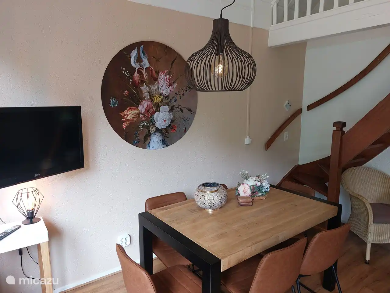 The dining area with dining area and comfortable chairs. Next to the dining area is the TV and there is also a mini stereo with radio, CD player and Bluetooth.