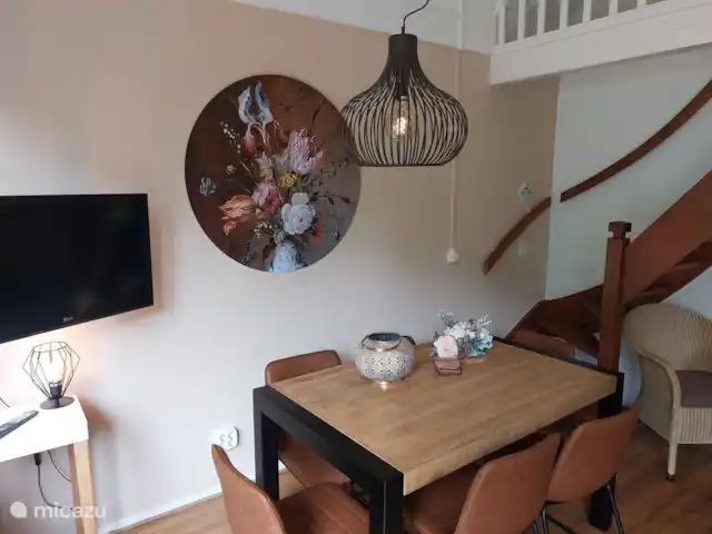 Papillons | Pays-Bas, Limbourg, Simpelveld - maison de vacances La salle à manger avec coin repas et fauteuils confortables. À côté de la salle à manger se trouve la télévision et il y a aussi une mini chaîne stéréo avec radio, lecteur CD et Bluetooth.