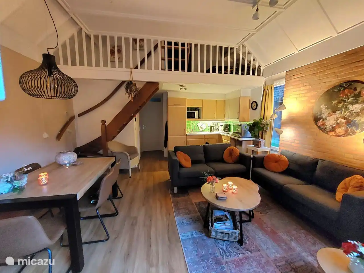 The sitting and dining area. Also very nice in the evening!