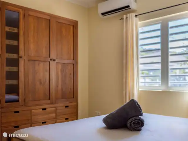 La retraite du gouverneur | Curaçao, Banda Abou (ouest), Fontein - villa La deuxième chambre est meublée d’un grand lit et d’une armoire spacieuse. La chambre est bien sûr climatisée.
novembre 2024