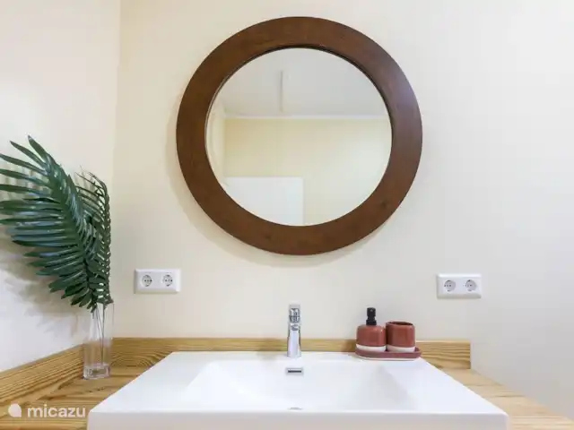 La retraite du gouverneur | Curaçao, Banda Abou (ouest), Fontein - villa Salle de bain avec lavabo, toilettes et cabine de douche avec eau chaude.
novembre 2024