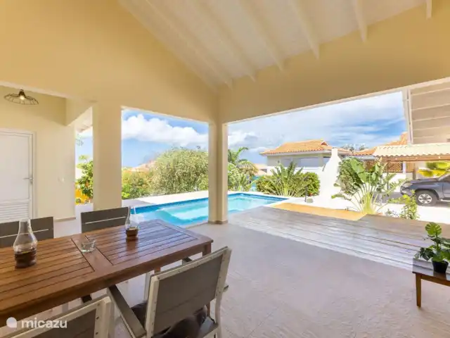 La retraite du gouverneur | Curaçao, Banda Abou (ouest), Fontein - villa La salle à manger donnant sur la piscine.
août 2023