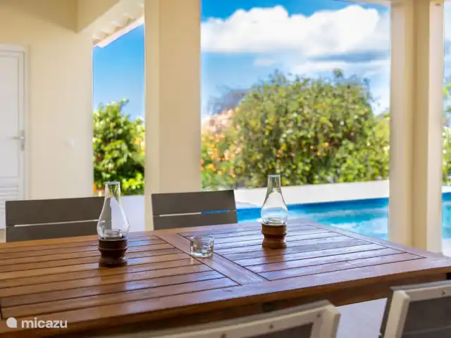 La retraite du gouverneur | Curaçao, Banda Abou (ouest), Fontein - villa La salle à manger donnant sur la piscine.
août 2023
