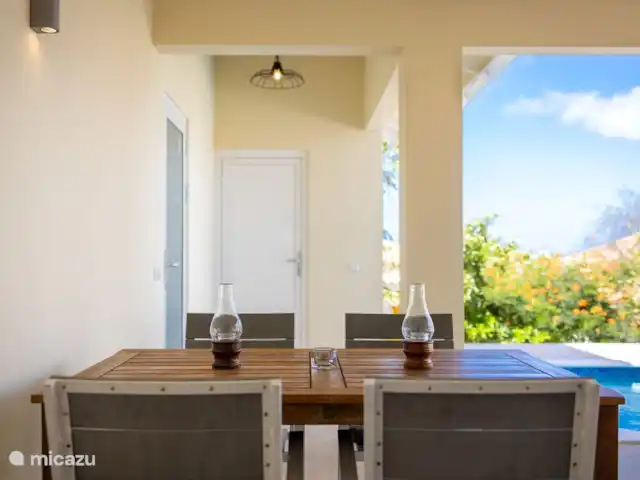 La retraite du gouverneur | Curaçao, Banda Abou (ouest), Fontein - villa La salle à manger donnant sur la piscine. Il y a aussi une salle de bain extérieure avec machine à laver.
août 2023