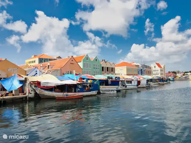 La retraite du gouverneur | Curaçao, Banda Abou (ouest), Fontein - villa Le marché flottant avec ses bateaux, arrivant du Venezuela.