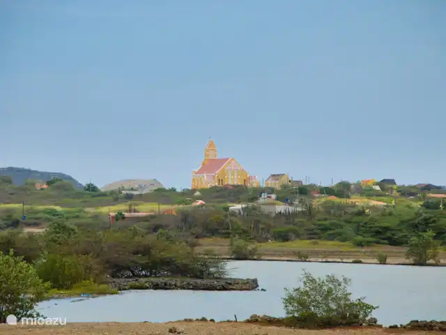 La retraite du gouverneur | Curaçao, Banda Abou (ouest), Fontein - villa Vue sur l'église St. Willibrordus et Salina.