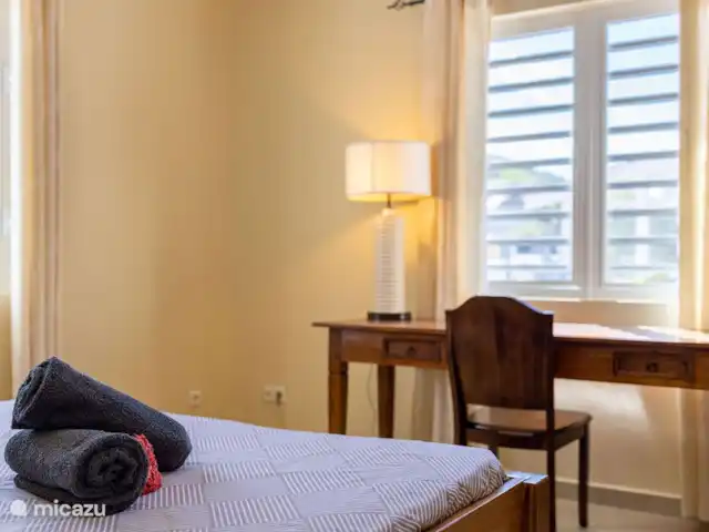 La retraite du gouverneur | Curaçao, Banda Abou (ouest), Fontein - villa La chambre principale est meublée d’un grand lit, d’une armoire spacieuse et d’un bureau. La chambre est climatisée.
novembre 2024