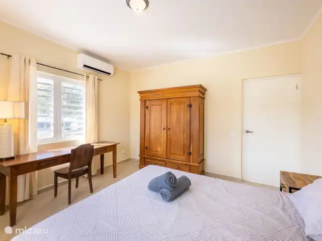La retraite du gouverneur | Curaçao, Banda Abou (ouest), Fontein - villa La chambre principale est meublée d’un grand lit, d’une armoire spacieuse et d’un bureau. La chambre est climatisée.
novembre 2024