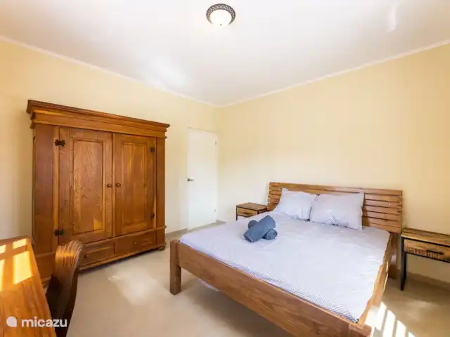 La retraite du gouverneur | Curaçao, Banda Abou (ouest), Fontein - villa La chambre principale est meublée d’un grand lit, d’une armoire spacieuse et d’un bureau. La chambre est climatisée
novembre 2024