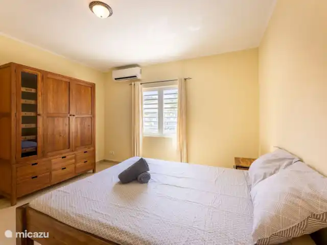 La retraite du gouverneur | Curaçao, Banda Abou (ouest), Fontein - villa La deuxième chambre est meublée d’un grand lit et d’une armoire spacieuse. La salle est bien sûr climatisée
novembre 2024