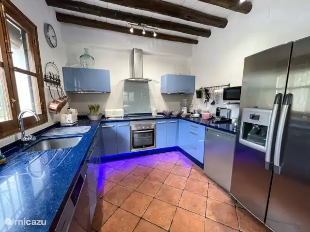 Villa Los Arrendajos, Montefrío, huren in Spanje, Andalusië, Montefrio - villa half open keuken met amerikaanse ijskast