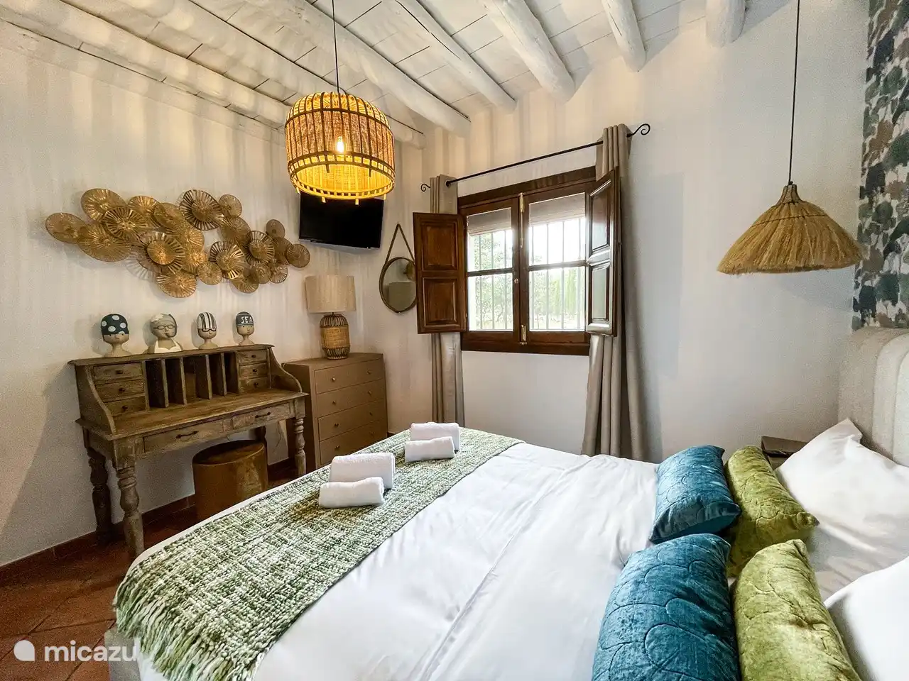 Grünes Schlafzimmer mit Klimaanlage