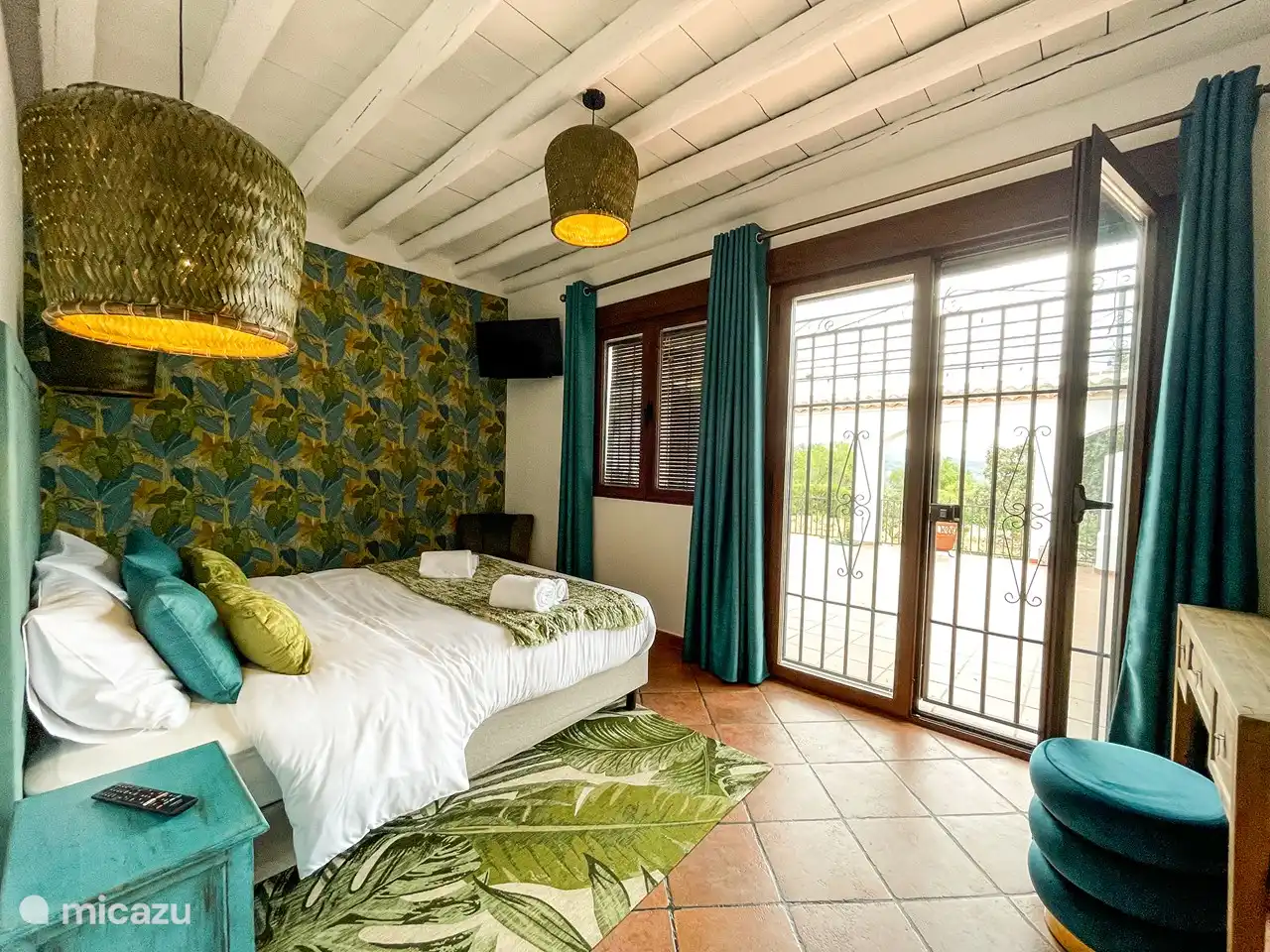 blaues Schlafzimmer mit Klimaanlage