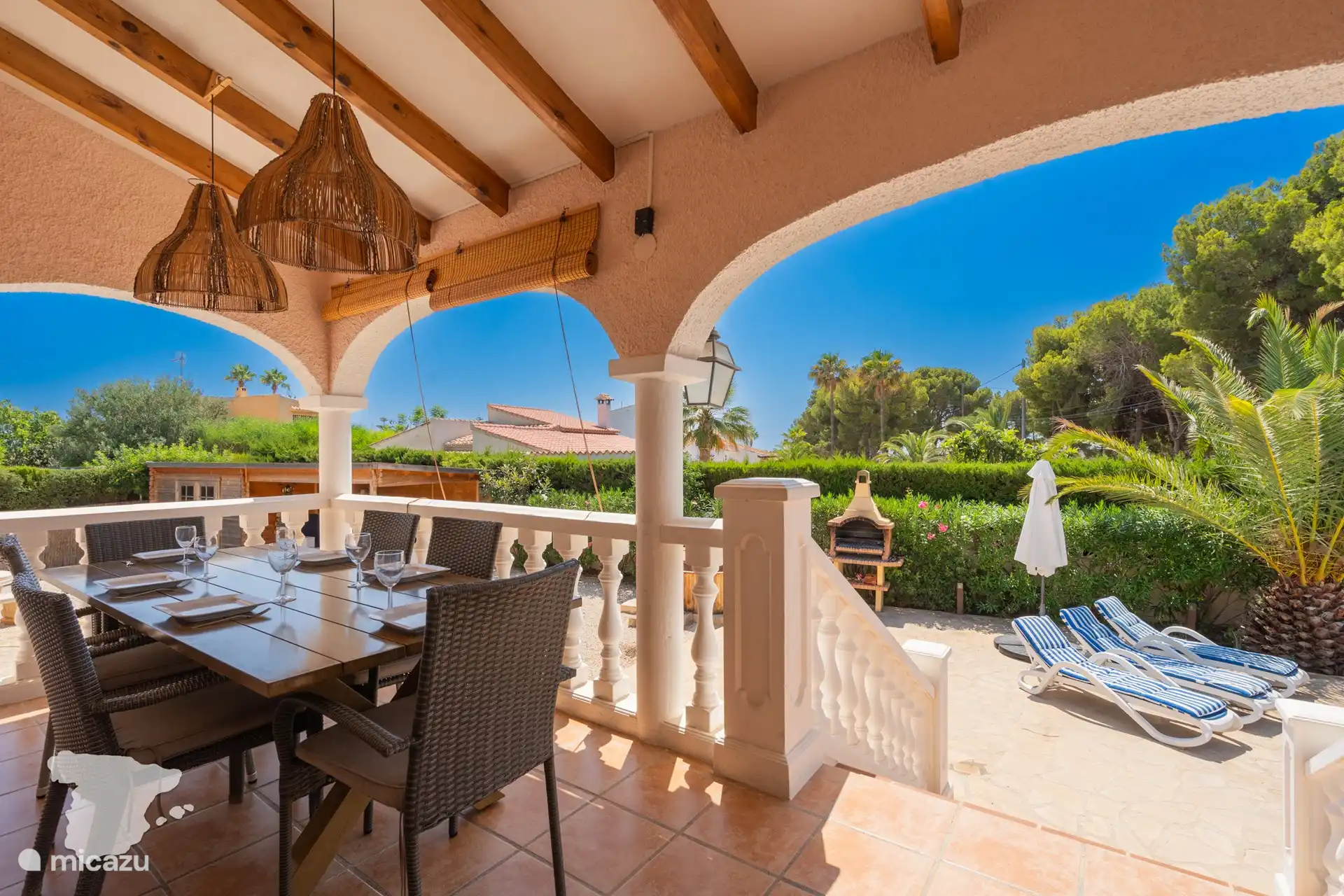 Überdachte Terrasse mit Esstisch